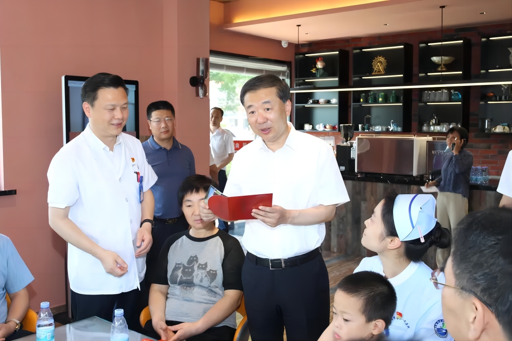 無錫市委常委、江陰市委書記許峰到市第三人民醫(yī)院調(diào)研