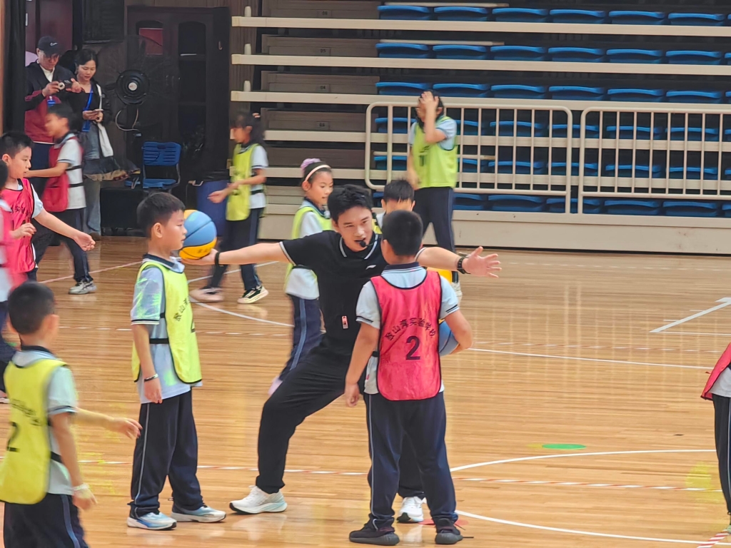 敔山灣實驗學(xué)校楊子銘老師創(chuàng)新體育課堂亮相全國舞臺